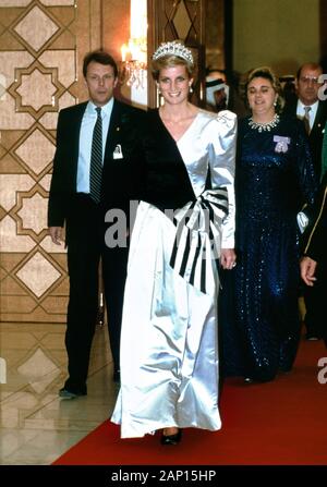 Son Altesse Royale la princesse Diana assiste à un dîner au palais du Prince de la Couronne à Riyad, Rawdah durant sa visite royale de l'Arabie saoudite - (gauche) Graham Smith (personnel p Banque D'Images