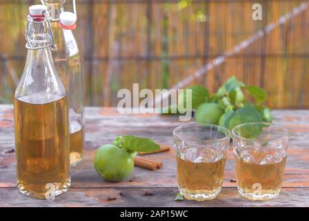 Une bouteille de cidre de pomme. Still Life, de mal dispersés demi-bouteilles vides avec le vinaigre de cidre de pomme. Composition avec des lunettes, les décorations de la cannelle Banque D'Images