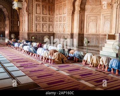 Des musulmans priant à l'intérieur de Jama Mashid à Lahore, l'une des plus grandes mosquées d'Asie Banque D'Images