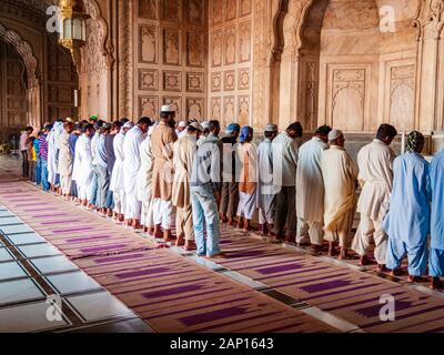 Des musulmans priant à l'intérieur de Jama Mashid à Lahore, l'une des plus grandes mosquées d'Asie Banque D'Images