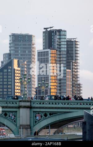 Des lampes sur le pont de Westminster et de nouveaux toits de Vauxhall, Londres, Angleterre. Banque D'Images