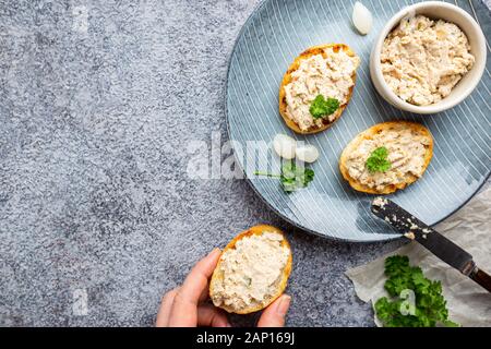 Sandwiches au saumon pate et baguette, poisson bruschetta, vue d'en haut. Une cuisine italienne maison rustique. Banque D'Images