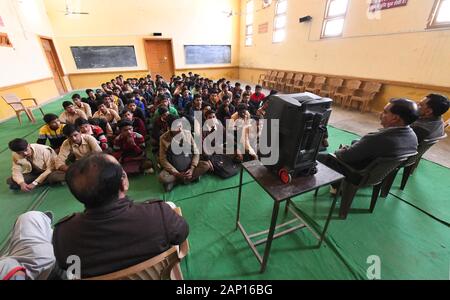 Beawar, Inde. 20 Jan, 2020. Les élèves à l'écoute de premier ministre Narendra Modi sur une radio pendant une session interactive ou de motivation Par Charcha classe 'Pariksha' à une école publique de Beawar. (Photo de Steve Sanchez/Pacific Press) Credit : Pacific Press Agency/Alamy Live News Banque D'Images