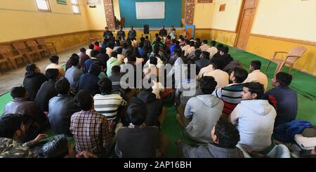 Beawar, Inde. 20 Jan, 2020. Beawar : Student listening to 'Pariksha par Charcha" adressé par le Premier Ministre, M. Narendra Modi, sur une radio à une école publique de Beawar sur lundi, 20 janvier 2020. Photo/ PTI Sumit Mamadou Diop (Photo de Steve Sanchez/Pacific Press) Credit : Pacific Press Agency/Alamy Live News Banque D'Images