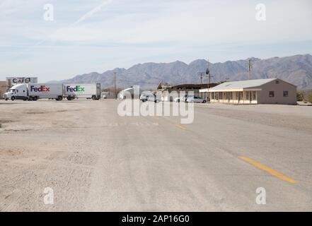 Les camions FedEx stationnés dans le Desert Center dans le Colorado Desert, dans le comté de Riverside, en Californie. Banque D'Images