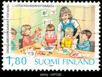 POLTAVA, UKRAINE - le 20 janvier 2020. Vintage de timbres en Finlande circa 1988 montrent des garderies pour les enfants Banque D'Images