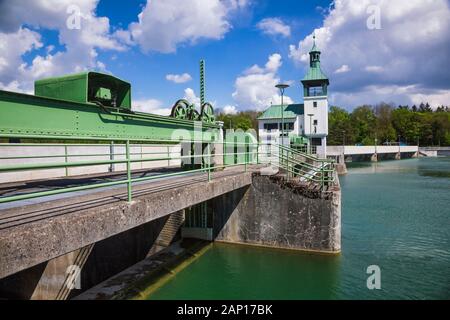 Hochablass (vidange) barrage sur la rivière Lech au sud d'Augsbourg, souabe, Bavière, Allemagne, une partie du patrimoine mondial de l'eau Système de gestion du site Banque D'Images