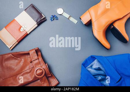 Couleur tendance bleu classique de 2020. Femme printemps Vêtements et accessoires. Veste bleu élégant, chaussures bottes. Fashion Banque D'Images