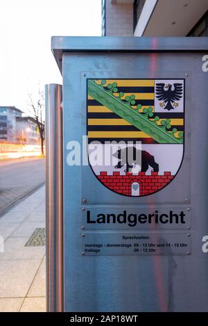 17 janvier 2020, la Saxe-Anhalt, Magdeburg : vue sur le panneau à l'entrée de la cour du district de Magdebourg. Dans l'arrière-plan vous pouvez voir les traces de la lumière de passage des voitures. (Temps d'exposition). Photo : Stephan Schulz/dpa-Zentralbild/ZB Banque D'Images