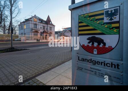 17 janvier 2020, la Saxe-Anhalt, Magdeburg : vue sur le panneau à l'entrée de la cour du district de Magdebourg. Dans l'arrière-plan vous pouvez voir les traces de la lumière de passage des voitures. (Longue exposition) Photo : Stephan Schulz/dpa-Zentralbild/ZB Banque D'Images