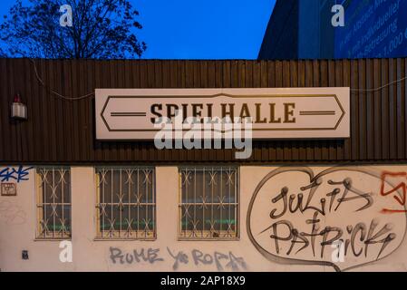 17 janvier 2020, la Saxe-Anhalt, Magdeburg : Les lettres "pielhalle' sur un bâtiment avec des barreaux aux fenêtres. Photo : Stephan Schulz/dpa-Zentralbild/ZB Banque D'Images