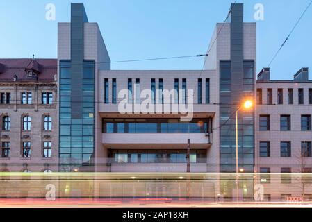 17 janvier 2020, la Saxe-Anhalt, Magdeburg : Vue de la lumière les voies d'un tram. Elle est le moteur au-delà de la County Courthouse. (Longue exposition) Photo : Stephan Schulz/dpa-Zentralbild/ZB Banque D'Images