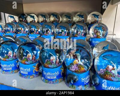 Orlando, FL/USA-1/17/20 : Une étagère de lamantins, tortues de mer et Dauphins voir souvenirs à SeaWorld Orlando prêt pour un parc à l'achat. Banque D'Images