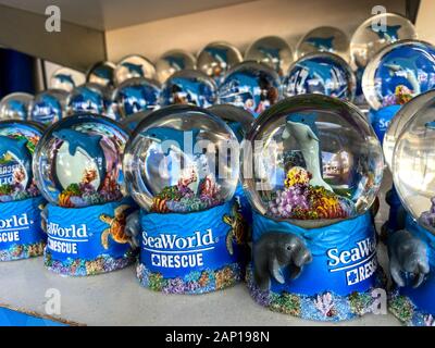 Orlando, FL/USA-1/17/20 : Une étagère de lamantins, tortues de mer et Dauphins voir souvenirs à SeaWorld Orlando prêt pour un parc à l'achat. Banque D'Images