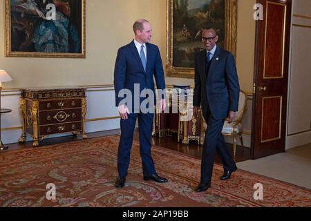 Le duc de Cambridge reçoit le président du Rwanda, Paul Kagame, lors d'une audience au Palais de Buckingham, à Londres. Banque D'Images