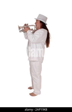 L'âge moyen d'un homme autochtone debout dans un costume blanc et blanc hat jouer de sa trompette avec ses longs cheveux, isolée pour fond blanc Banque D'Images