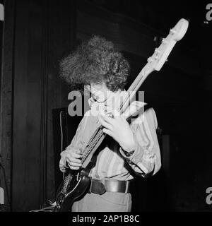 Noel Redding von der Jimi Hendrix Experience, bei einem Soundcheck vor dem Konzert im Saville Theatre à Londres, Großbritannien 1967. Noel Redding du groupe Jimi Hendrix Experience effectuer le contrôle sonore avant de se faire au Saville Theatre de Londres, Royaume-Uni 1967. Banque D'Images