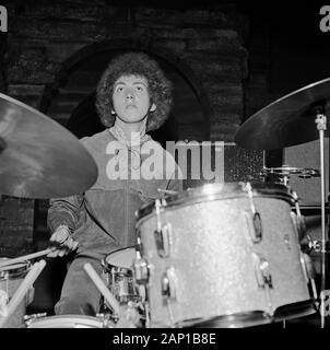 Mitch Mitchell, Batteur der Gruppe Jimi Hendrix Experience, bei einem Soundcheck vor dem Konzert im Saville Theatre à Londres, Großbritannien 1967. Mitch Mitchell, batteur du groupe Jimi Hendrix Experience, faisant le contrôle sonore avant de se faire au Saville Theatre de Londres, Royaume-Uni 1967. Banque D'Images