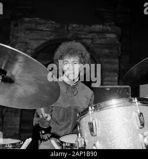 Mitch Mitchell, Batteur der Gruppe Jimi Hendrix Experience, bei einem Soundcheck vor dem Konzert im Saville Theatre à Londres, Großbritannien 1967. Mitch Mitchell, batteur du groupe Jimi Hendrix Experience, faisant le contrôle sonore avant de se faire au Saville Theatre de Londres, Royaume-Uni 1967. Banque D'Images