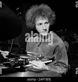 Mitch Mitchell, Batteur der Gruppe Jimi Hendrix Experience, bei einem Soundcheck vor dem Konzert im Saville Theatre à Londres, Großbritannien 1967. Mitch Mitchell, batteur du groupe Jimi Hendrix Experience, faisant le contrôle sonore avant de se faire au Saville Theatre de Londres, Royaume-Uni 1967. Banque D'Images