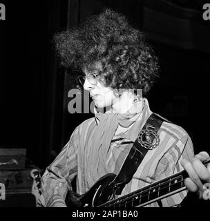 OEL Redding von der Jimi Hendrix Experience, bei einem Soundcheck vor dem Konzert im Saville Theatre à Londres, Großbritannien 1967. Noel Redding du groupe Jimi Hendrix Experience effectuer le contrôle sonore avant de se faire au Saville Theatre de Londres, Royaume-Uni 1967. Banque D'Images