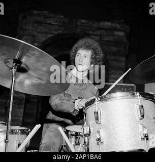 Mitch Mitchell, Batteur der Gruppe Jimi Hendrix Experience, bei einem Soundcheck vor dem Konzert im Saville Theatre à Londres, Großbritannien 1967. Mitch Mitchell, batteur du groupe Jimi Hendrix Experience, faisant le contrôle sonore avant de se faire au Saville Theatre de Londres, Royaume-Uni 1967. Banque D'Images