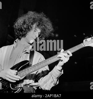 OEL Redding von der Jimi Hendrix Experience, bei einem Soundcheck vor dem Konzert im Saville Theatre à Londres, Großbritannien 1967. Noel Redding du groupe Jimi Hendrix Experience effectuer le contrôle sonore avant de se faire au Saville Theatre de Londres, Royaume-Uni 1967. Banque D'Images