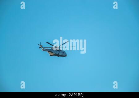 Gris Maritime Merlin Mk4 hélicoptère en vol contre un ciel bleu. Banque D'Images