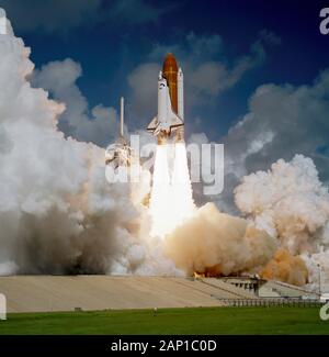 Le Kennedy Space Center, USA - 3 Oct 1985 - 1er vol de l'Atlantide - La navette spatiale Atlantis, la mission STS-51J, lance sur son voyage inaugural de la NASA Banque D'Images