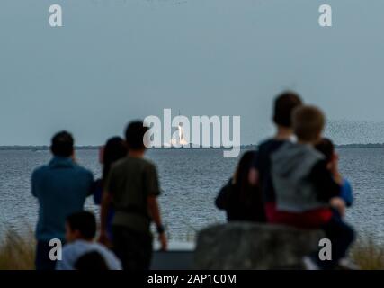 Les gens regardent de Teusville, en Floride comme une fusée SpaceX Falcon 9 transportant la capsule de l'astronaute du Dragon d'équipage se lève pour un essai au Cap Canaveral. Banque D'Images