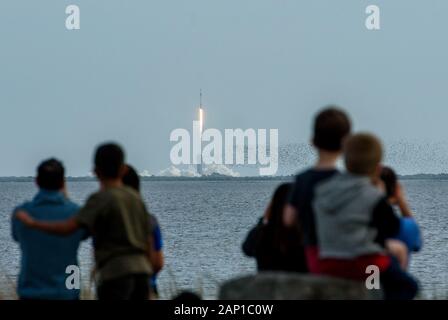 Les gens regardent de Teusville, en Floride comme une fusée SpaceX Falcon 9 transportant la capsule de l'astronaute du Dragon d'équipage se lève pour un essai au Cap Canaveral. Banque D'Images