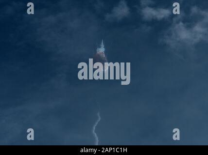 La fusée Falcon 9 de SpaceX autodestructée après la capsule de l'astronaute du Dragon d'équipage s'est séparée lors d'un lancement d'essai à Cape Canaveral, en Floride. Banque D'Images