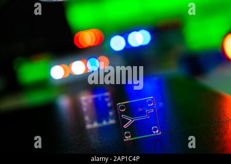 Dispositif microfluidique Instrument qui utilise des micro-quantités de fluide sur une puce de faire certaines analyses de laboratoire. Banque D'Images
