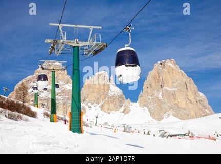 Télécabine Monocable à Val di Fassa ski resort en Italie Banque D'Images