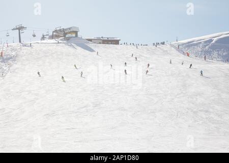 Skieurs et planchistes de descendre la pente à Val di Fassa ski resort en Italie Banque D'Images