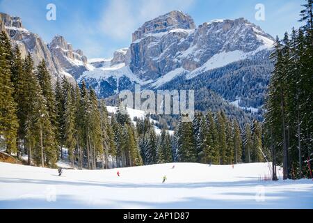 Les skieurs de descendre la pente de ski de Sella Ronda à vélo en Italie Banque D'Images