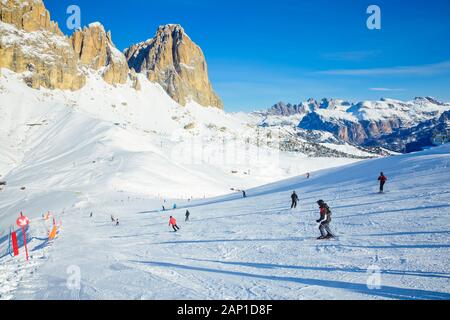 Les skieurs de descendre la pente à Val di Fassa ski resort en Italie Banque D'Images