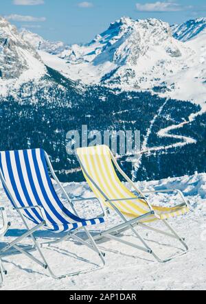 Image de tons vintage chaises pliantes sur une piste de ski dans la région contre l'Italie Banque D'Images