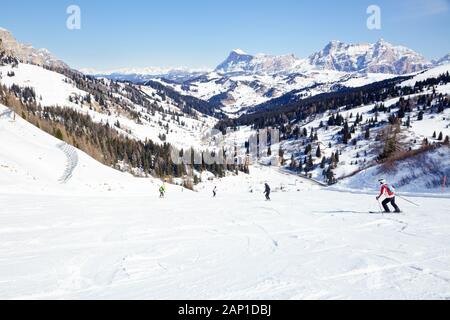 Les skieurs de descendre la pente de ski de Sella Ronda à vélo en Italie Banque D'Images