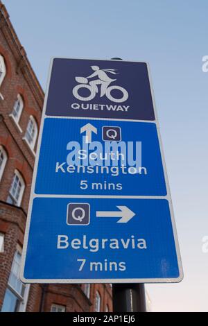 Direction d'un quietway london cycle route, donnant des directives et des temps à South Kensington et Knightsbridge Banque D'Images