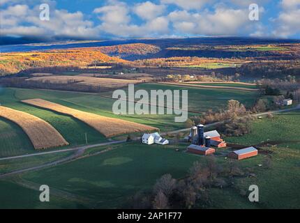 Et vue aérienne de la ferme familiale dans la vallée de la Mohawk, de l'État de New York, USA Banque D'Images