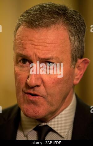 Le ministre des Finances, Conor Murphy lors d'une entrevue dans le Grand Hall du Stormont bâtiments. Banque D'Images