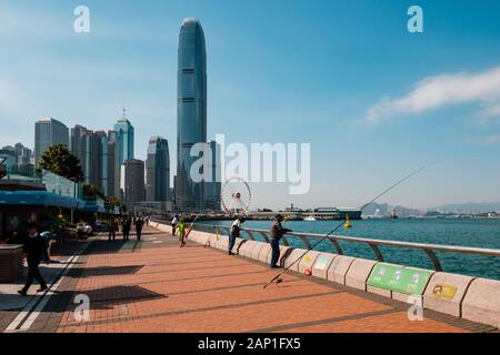 Hong Kong, Chine - Novembre 2019 : Les gens avec la canne à pêche sur la côte de l'océan à HongKong, Victoria Harbour Banque D'Images