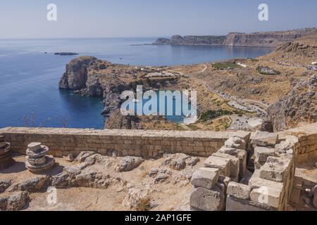 Vue sur la baie de St Paul de l'Acropole de Lindos, Rhodes, Grèce Banque D'Images