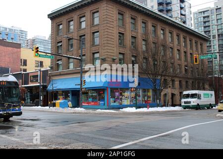 Un bâtiment marron angle sur Helmcken et Granville Street, Vancouver. Banque D'Images