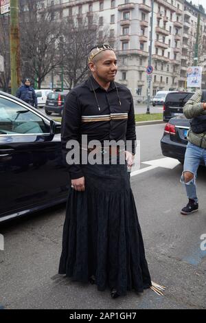 MILAN, ITALIE - 14 janvier 2019 : Man with long, jupe noire et couronne d'or avant de Gucci fashion show, Milan Fashion Week street style ? Banque D'Images