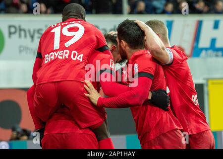 Jubilationtraube de Leverkusen joueurs après le but pour 4 : 1 pour Bayer 04 Leverkusen, jubilation, ils applaudissent, ils applaudissent, joie, Cheers, célébrer, goaljubel, la moitié de la figure, la moitié de la figure, football 1ère Bundesliga, 18e journée, le SC Paderborn 07 (PB) - Bayer 04 Leverkusen (LEV) 1 : 4, le 19 janvier 2020 à Paderborn (Allemagne). ¬ | conditions dans le monde entier Banque D'Images