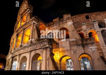 Le colisée la nuit, Rome, Italie Banque D'Images