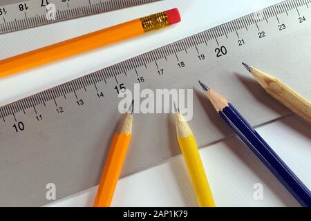 Crayons aiguisés, règles préparées pour le dessin. Préparation au travail. Banque D'Images