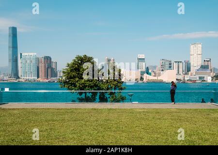 Hong Kong, Chine - Novembre 2019 : parc public urbain, paysage et vue sur l'horizon du centre de Kowloon sur Victoria Harbour , HongKong Banque D'Images